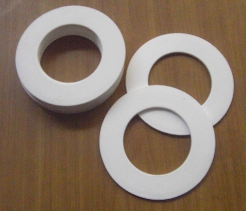 四氟垫片是合适工作压力非常的物质下的一种好的橡胶密封件